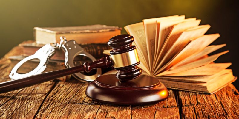 Abogado penalista defendiendo los derechos de su cliente en proceso judicial